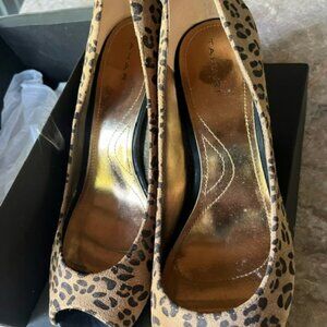 Size 10 Ta-Marie leopard print shoes